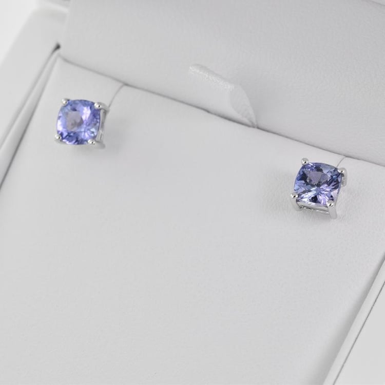 Goldene Kollektion von Schmuck mit Tansaniten Prentum 29170