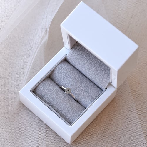Goldring mit Gravur eines Buchstabens Babire