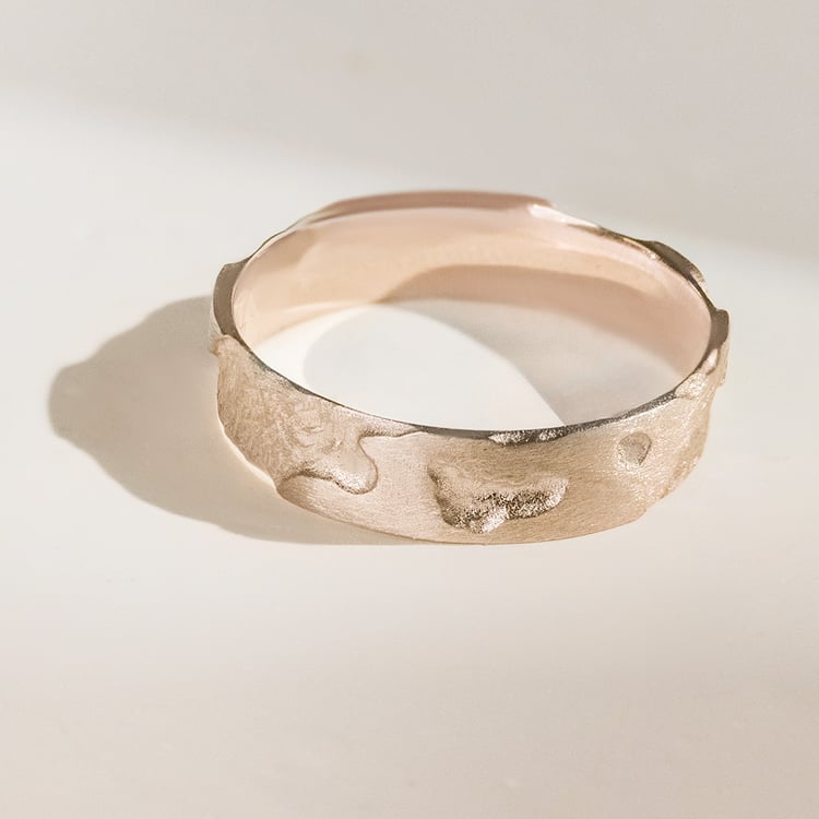 Goldene Eheringe mit von Hand gravierter Oberfläche Cley 163752