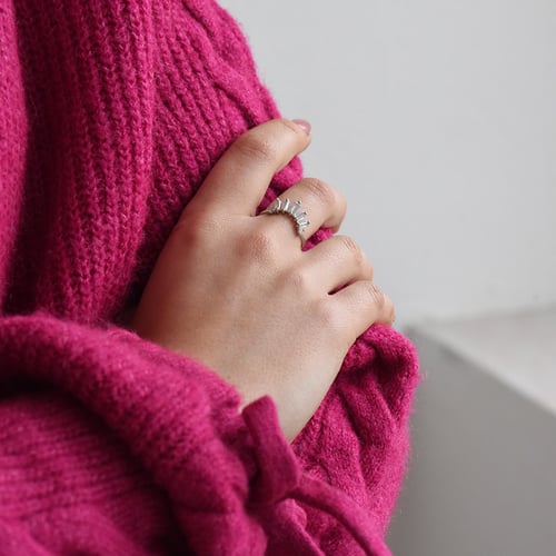 Einzigartiger Ring in V-Form mit Moissanit Osanna