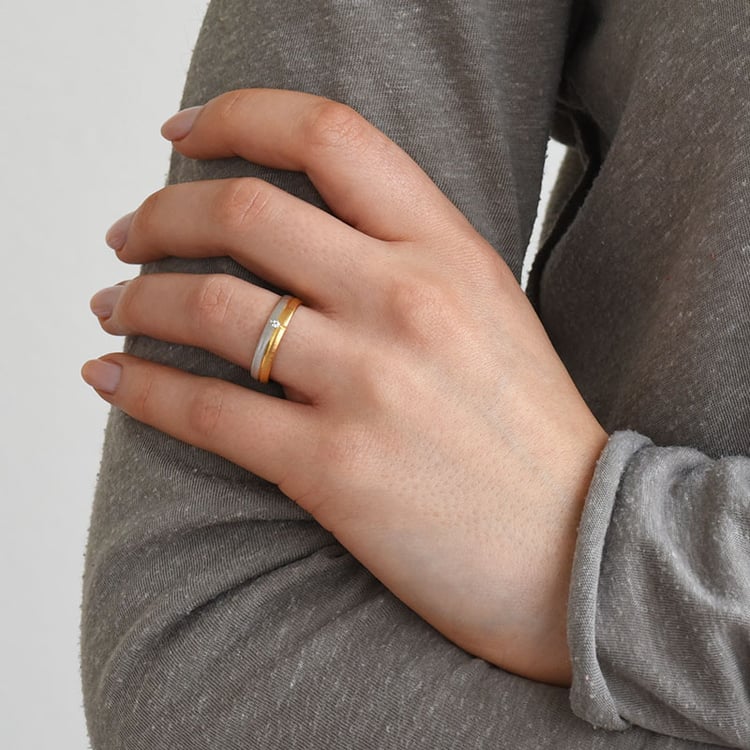 Dezente Eheringe mit einem Diamanten Sarika 77291