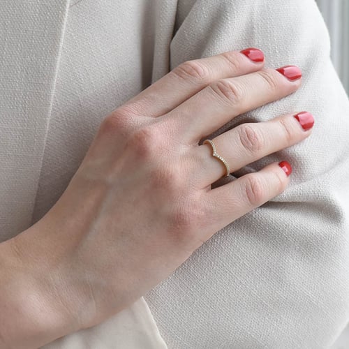 Spitz zulaufender Ring mit Diamanten Keila