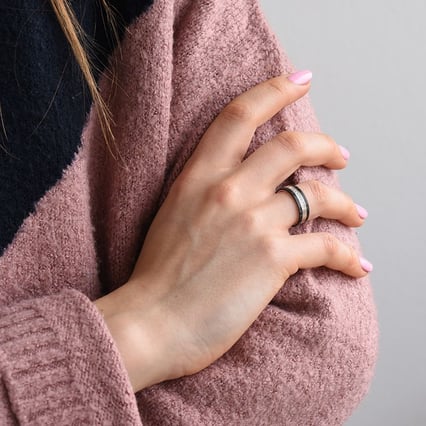 Flacher Trauringe aus Carbon und Silber mit Zirkonia Moserah