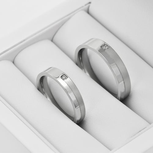 Goldene Eheringe mit Diamant Maskali