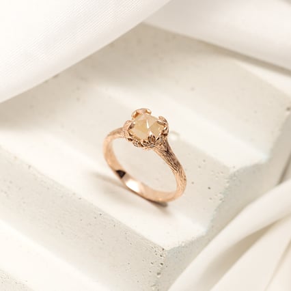 Goldring mit Salt and Pepper Diamant und handgravierten Blumen Flower