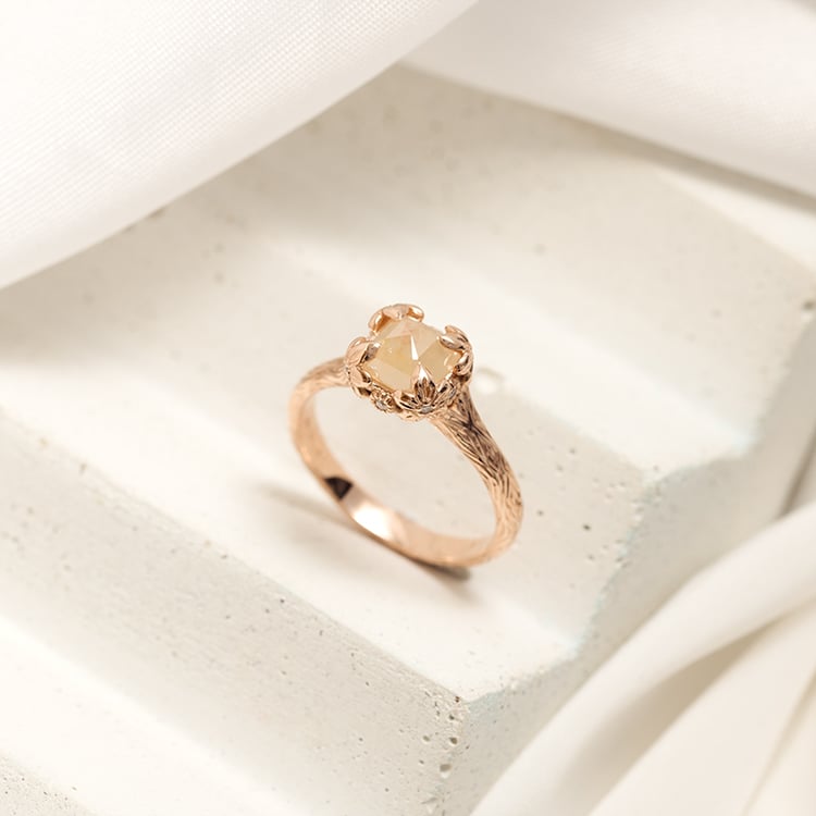 Goldring mit Salt and Pepper Diamant und handgravierten Blumen Flower 124604