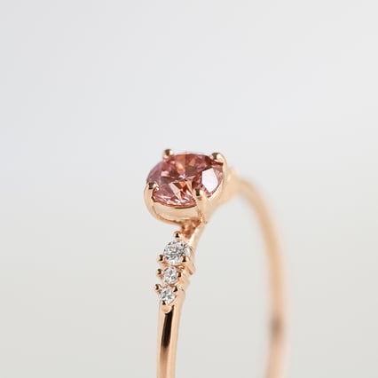 Verlobungsring mit zertifiziertem fancy rosa Lab Grown Diamanten Amity