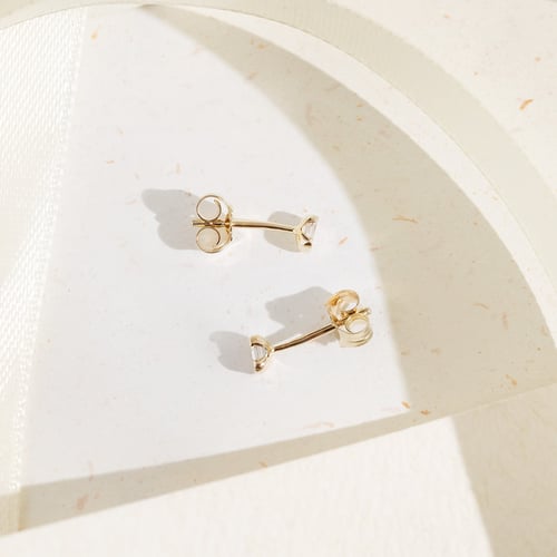 Minimalistische goldene Ohrstecker mit Diamanten in Emerald-Form Agata