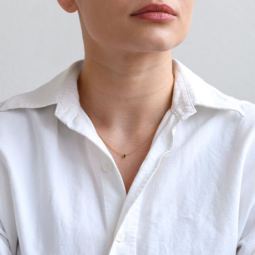 Silberne minimalistische Kette mit einem schwarzen Diamanten Glosie