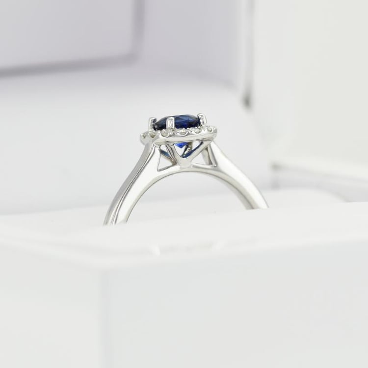 Goldener Verlobungsring mit Saphir und Diamantenkranz Reley 12828