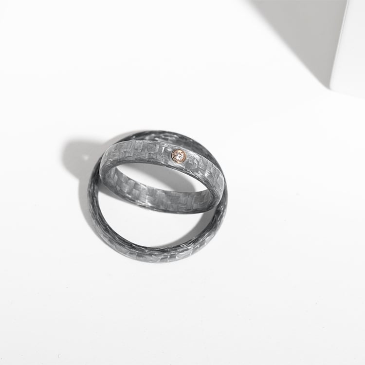 Leicht gerundete Eheringe aus Carbon mit Diamant Petrus 124580