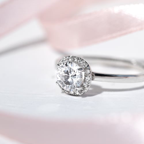 Verlobungsring im Halostil mit Diamanten Zulie