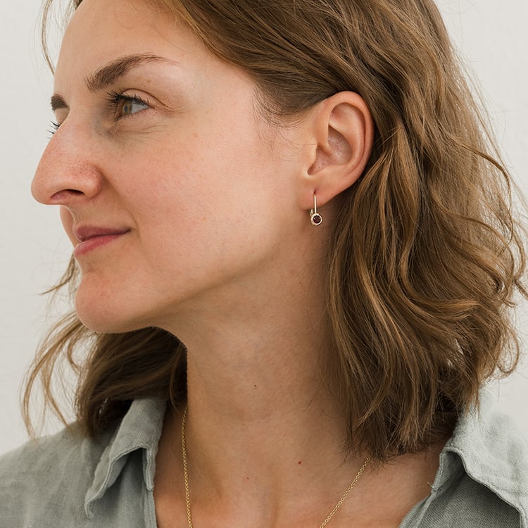 Ohrhänger aus Gold 585 mit runden Granaten Vega 129930