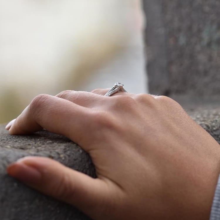 Diamantring für Verlobung auf dem Damenhand 35292