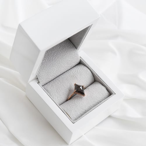 Minimalistischer Ring mit Salt and Pepper Diamanten Iban