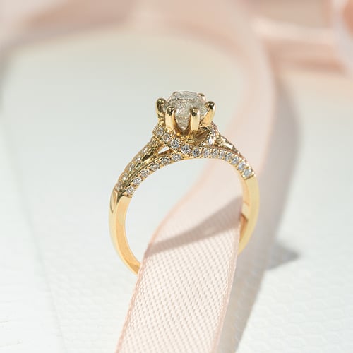 Verlobungsring im Halo-Stil mit einem Salt and Pepper Diamanten Heshmy