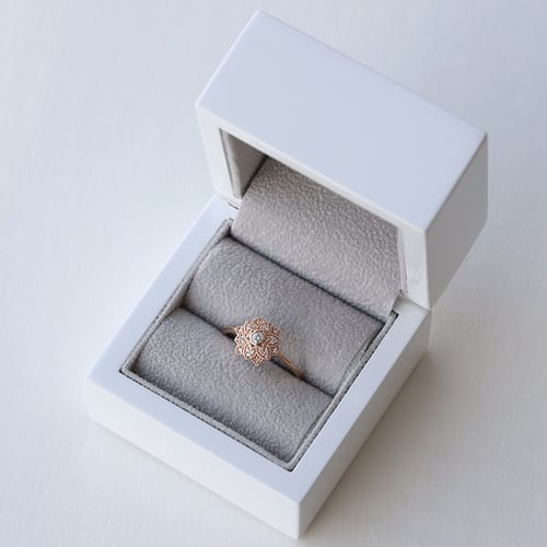 Goldenes Schmuckset mit Blüten und Diamanten Sharla