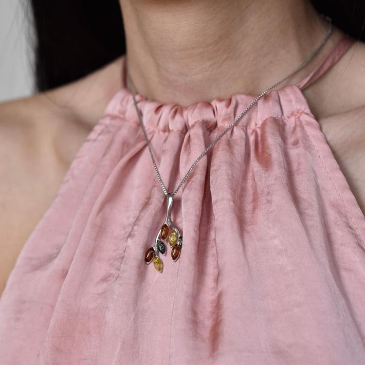 Bernstein Anhänger auf dem Hals 21013