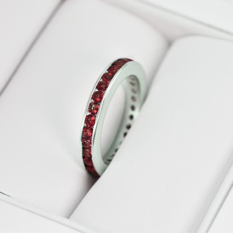Silberner Eternity-Ring mit Granaten Urian 14428