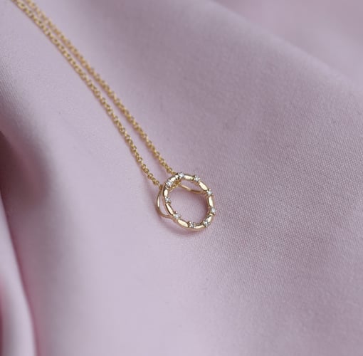 Goldener Karma-Anhänger mit Diamanten Heidi