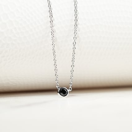 Minimalistische Halskette mit schwarzem Diamanten Glosie