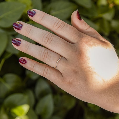 Minimalistischer Ring in V-Form mit drei Diamanten Cason