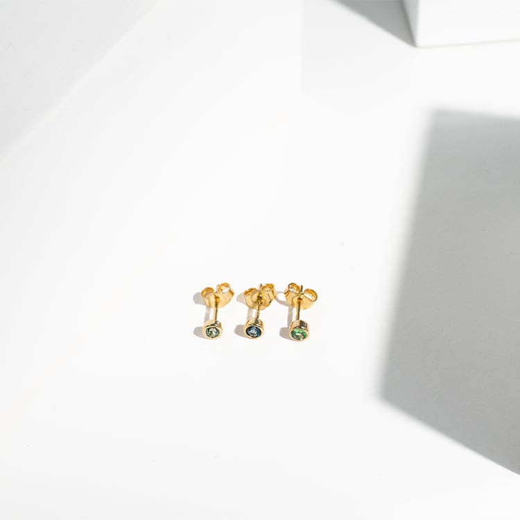 Minimalistische Ohrstecker mit grünen Saphiren in Bezelfassung Tofine 123345