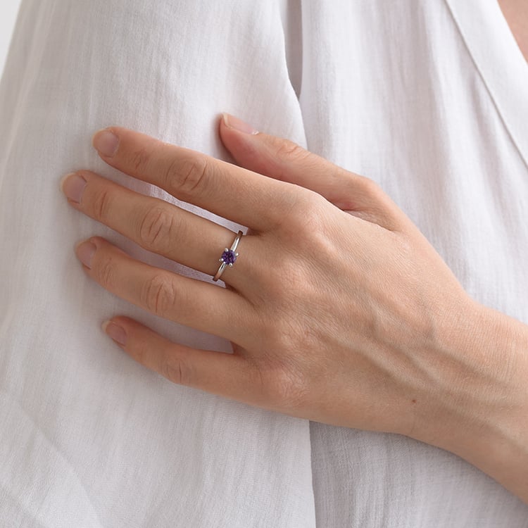 Verlobungsring mit Amethyst auf dem Hand 71767