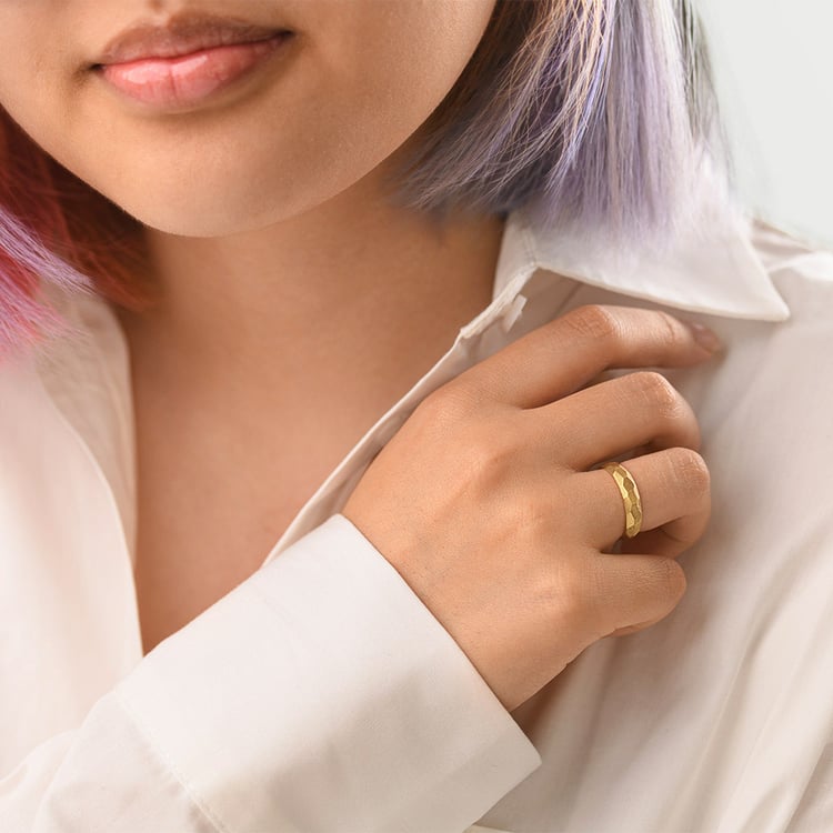 Matte gehämmerte Eheringe aus Gold Zvezda 156814