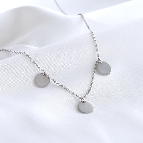 Silberne Kette mit kleinen runden Plättchen mit Gravur William