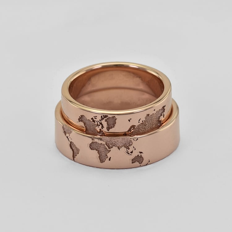 Goldene Trauringe mit Gravur der Weltkarte und Diamant Zeoni 42039