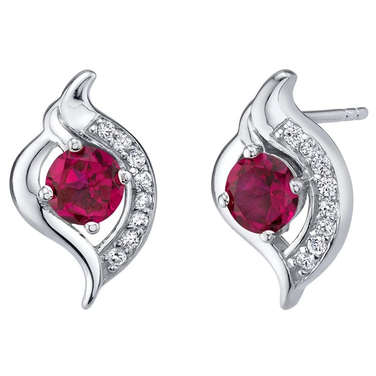 Rubine in silbernen Ohrringen
