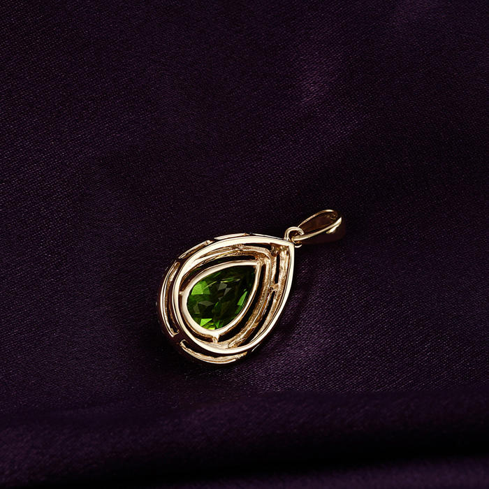 Grüner Peridot mit Diamanten in Träne-Form 8486