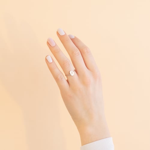 Ovaler Ring mit eingraviertem Buchstaben Riley