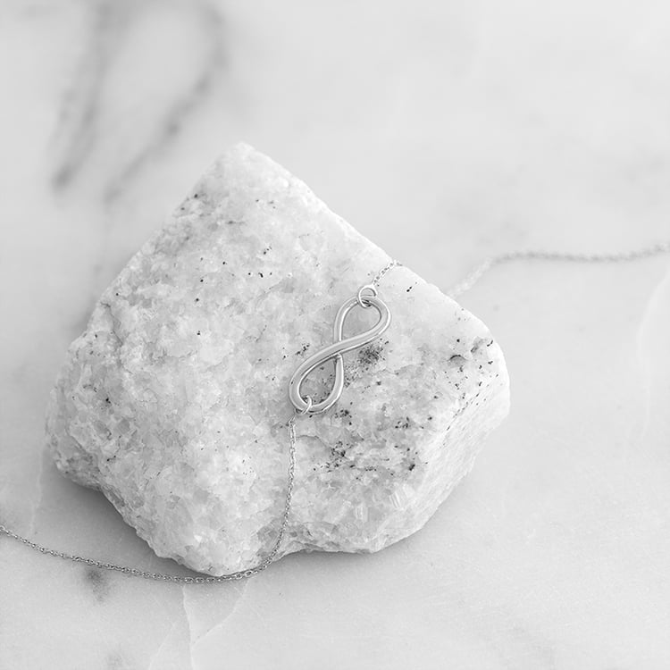 Silberhalskette im minimalistischen Design Infinity 120016