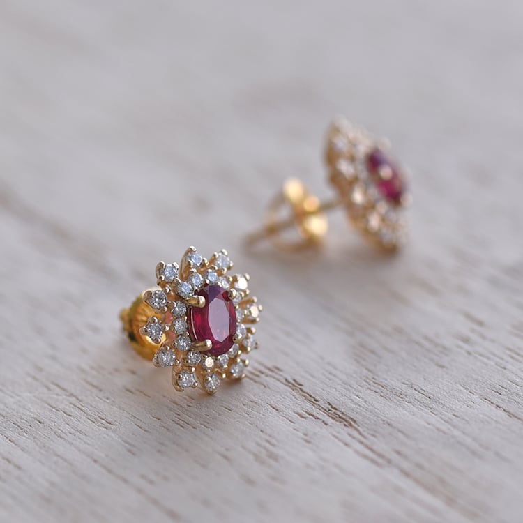 Goldene Ohrringe mit Rubinen 58732