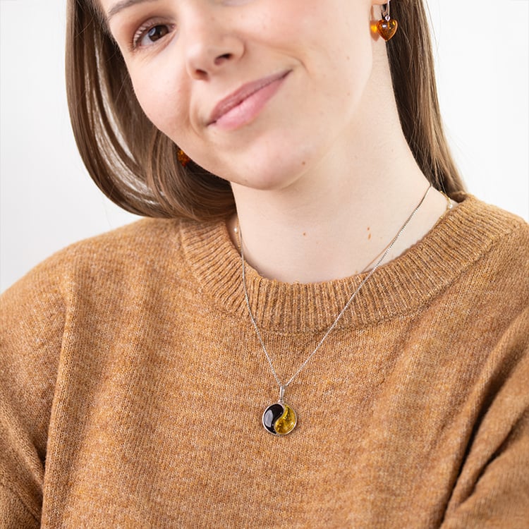 Silberner Bernsteinanhänger mit dem Symbol Yin Yang 150893