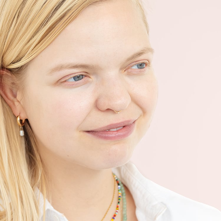 Goldenes Septum Piercing mit weißen Topasen Arla 124497