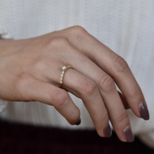 Solitär-Pave Diamant im Verlobungsring aus Gold Megha