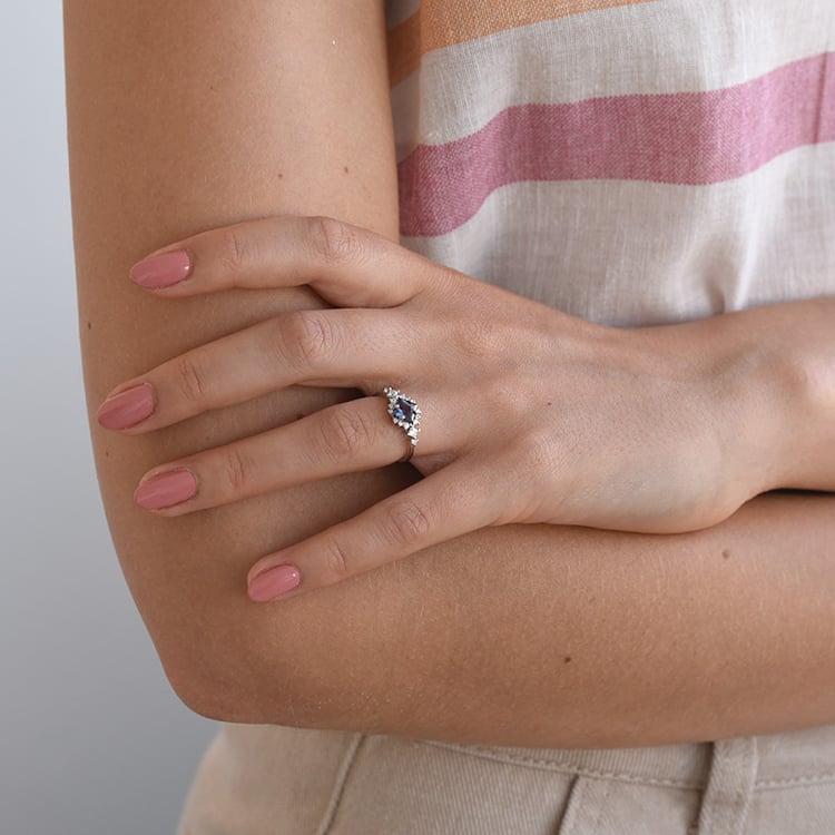 Verlobungsring mit Alexandrit und Moissaniten Medrie 68930