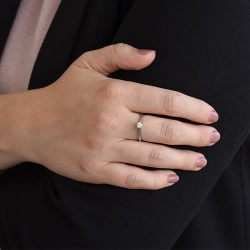Eleganter Ring mit einem Diamanten Arvel