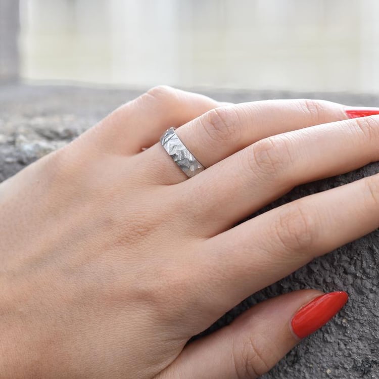 Mattgoldene Trauringe mit Relief Veste 34706