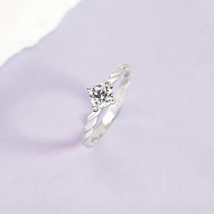 Gedrehter Ring mit einem Diamanten Nelson