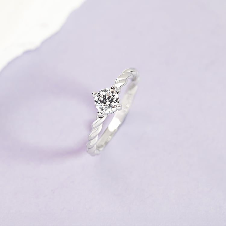 Gedrehter Ring mit einem Diamanten Nelson 151708