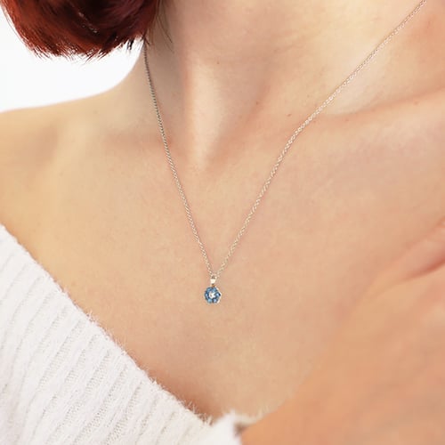 Blaue Diamanten im Anhänger in Blumenform Shayne