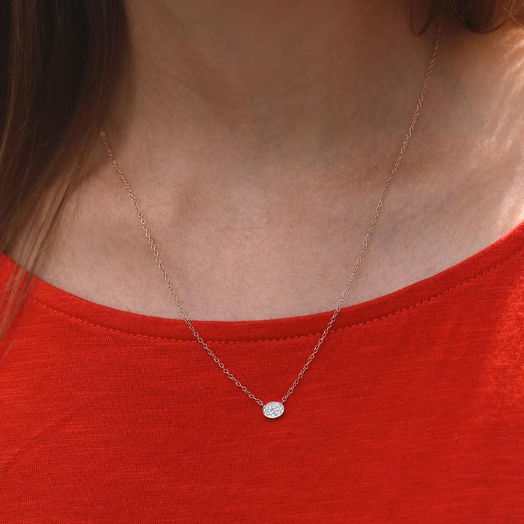 Minimalistische Kette mit einem ovalen Anhänger voller Diamanten Vonnie 46694