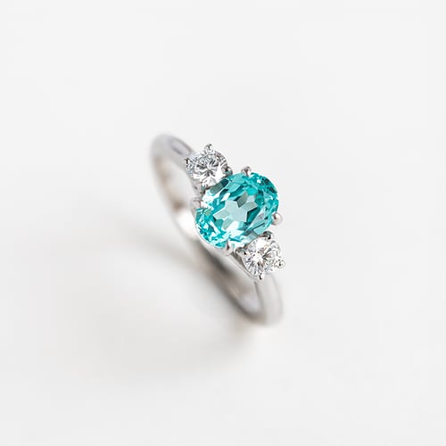 Goldener Ring mit einem Lab Grown Paraiba Turmalin und Diamanten Brink