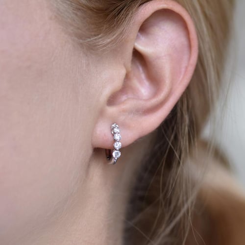 Creolen mit Diamanten geschmückt Chay