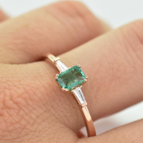 Eleganter Verlobungsring mit Smaragd und Baguette-Diamanten Gracie