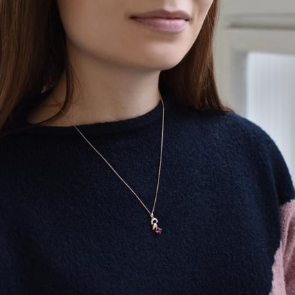 Anhänger im Sternzeichen Widder mit Rubin und Diamant Carnero